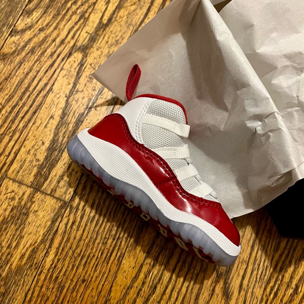 Jordan’s retro 11 (TD) white varsity red black - toddler 5c - NWT AND BOX - Picture 4 of 7